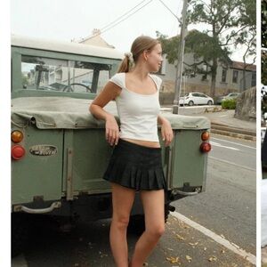 Brandy Melville Dana  pleated skirt